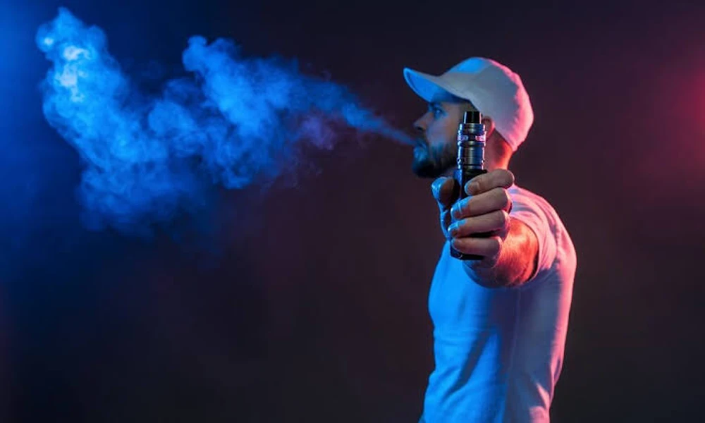 How does a draw-activated rechargeable vape device operate?